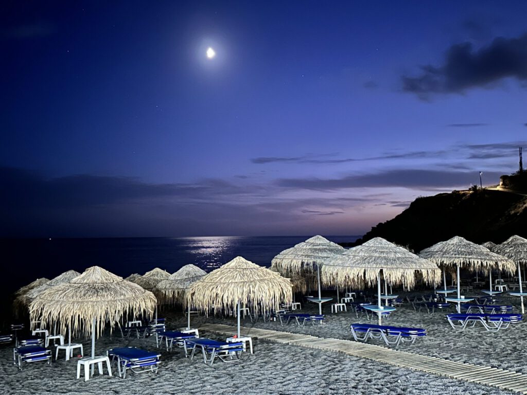 Es wird Nacht über dem Achlia Strand