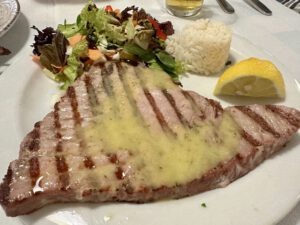 Thunfisch-Steak im Kalliotzina