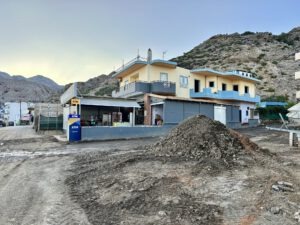 Überall Erdhaufen, nach dem Unwetter in Tsoutsouros