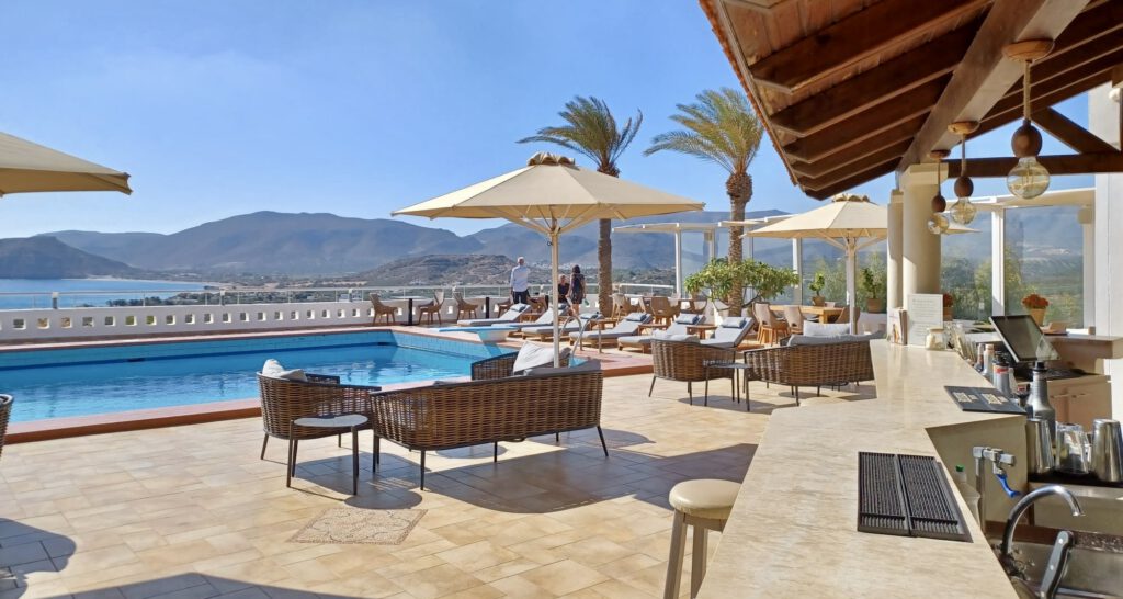 Frühstück am Pool im Castri Village