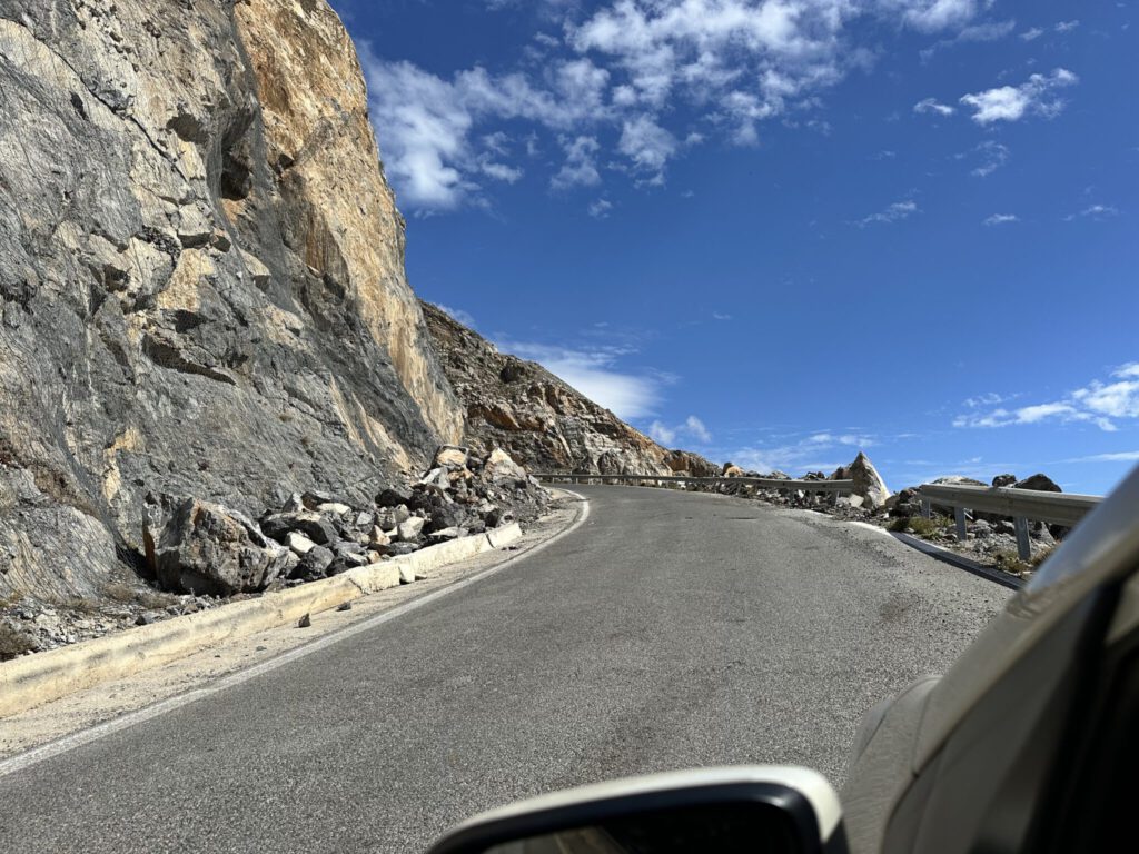 Bergsturz an der Zufahrtsstraße nach Tris Ekklesies