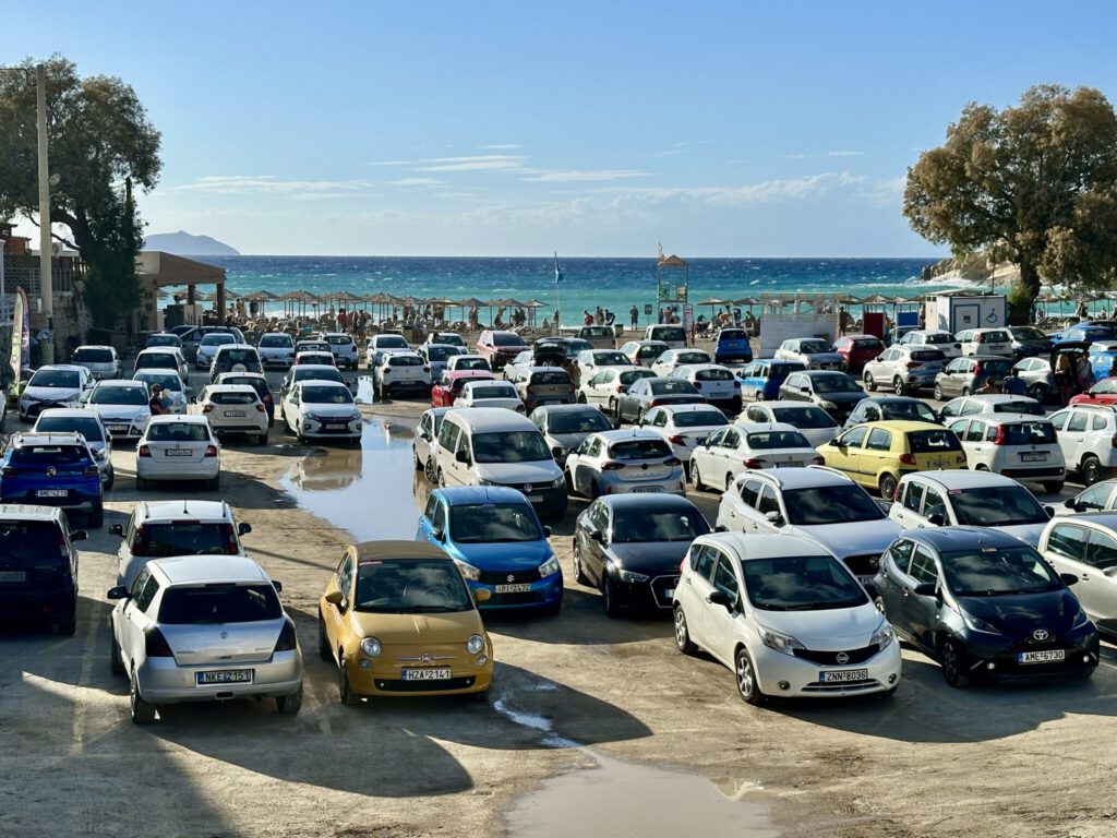 Parkplatz-Notstand in Matala