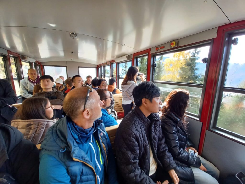 Dicht gedrängt, morgens bei der Auffahrt in der Schafbergbahn