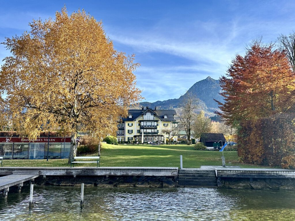 Hotel-Liegewiese mit Panorama-Sauna (links)