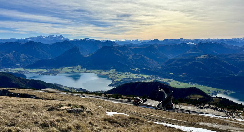 Fernsicht hoch über dem Wolfgangsee