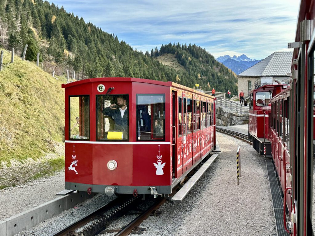 Gegenverkehr an der Haltestelle Schafbergalm