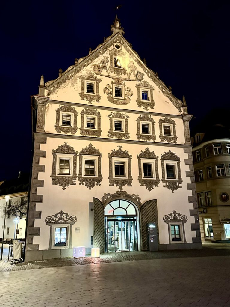 Lederhaus mit Touristen Information in Ravensburg