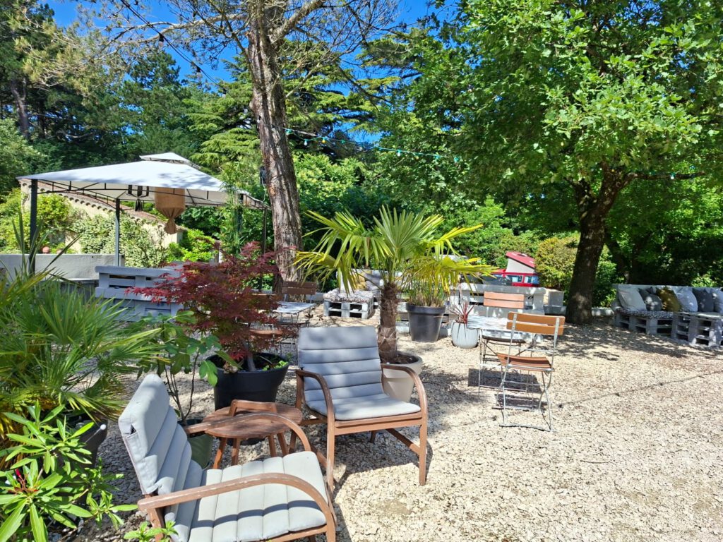 Hier lässt sich's aushalten! Viele Sitzmöglichkeiten Camping in Grignan