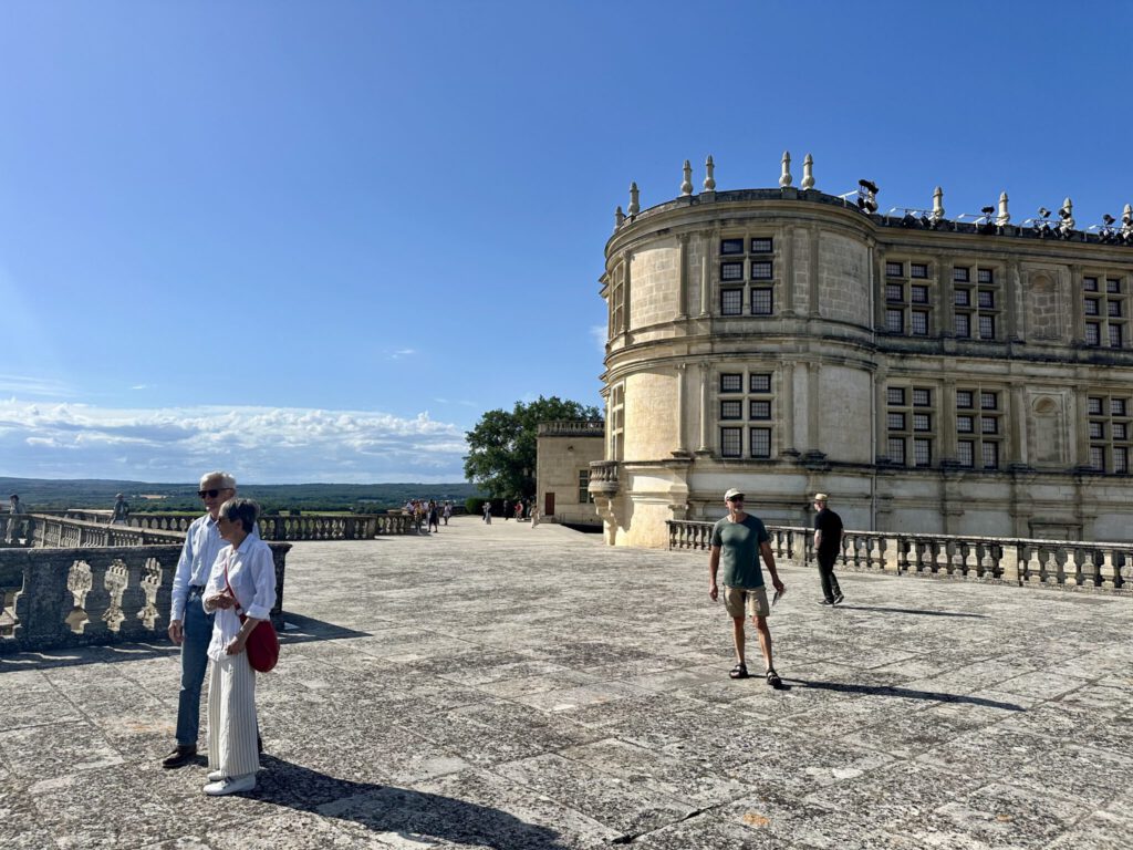 Auf der riesigen Terrasse des Chateau Grignan
