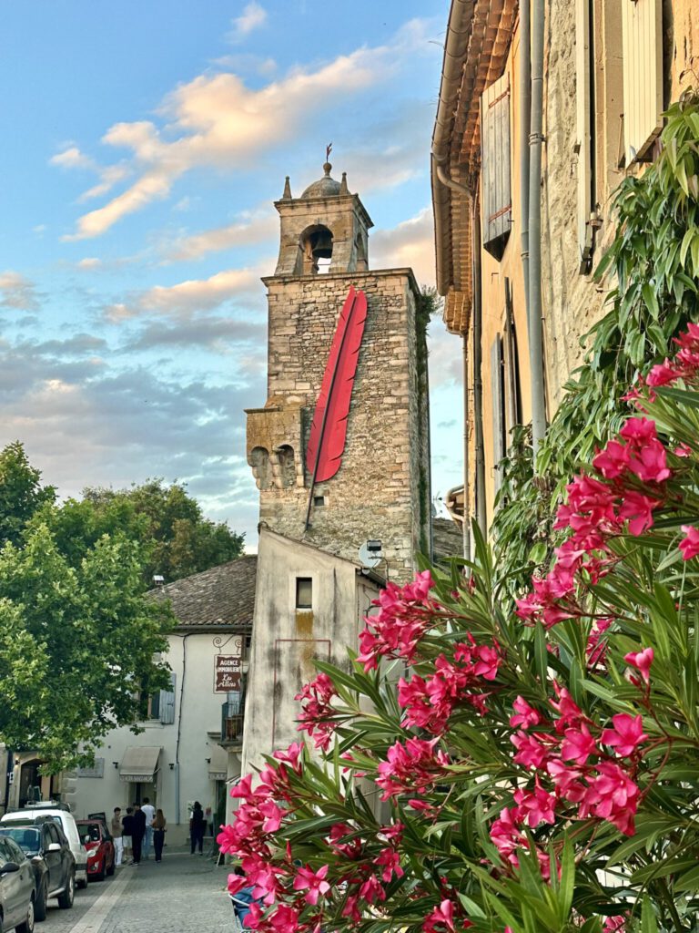 Schreibfeder schmückt den Glockenturm von Grignard