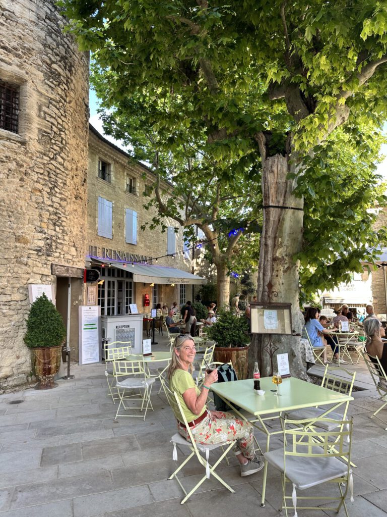 Auf einen Drink im „Le Renaissance“ in Gordes