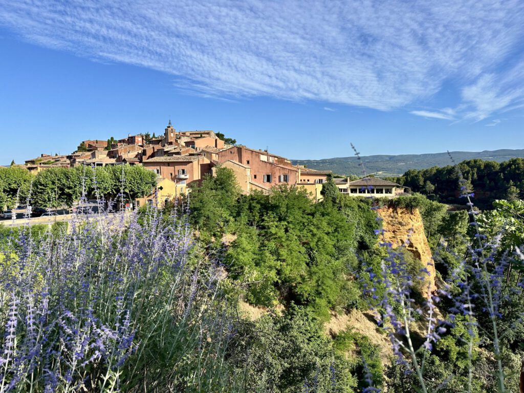Roussillon, von den Ockerfelsen aus gesehen