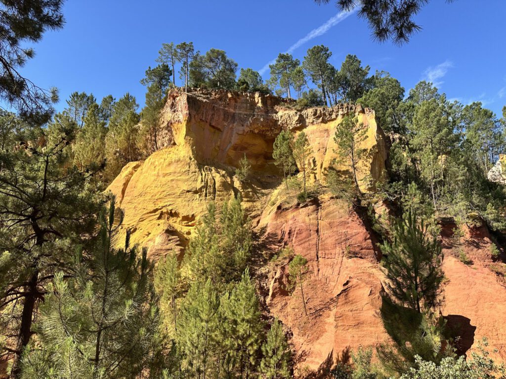Gelbe und orange Ockerfelsen in Roussillon