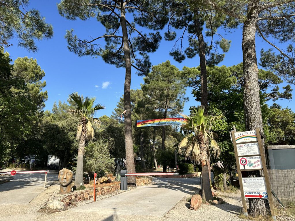 Einfahrt zum Camping L'Arc en Ciel