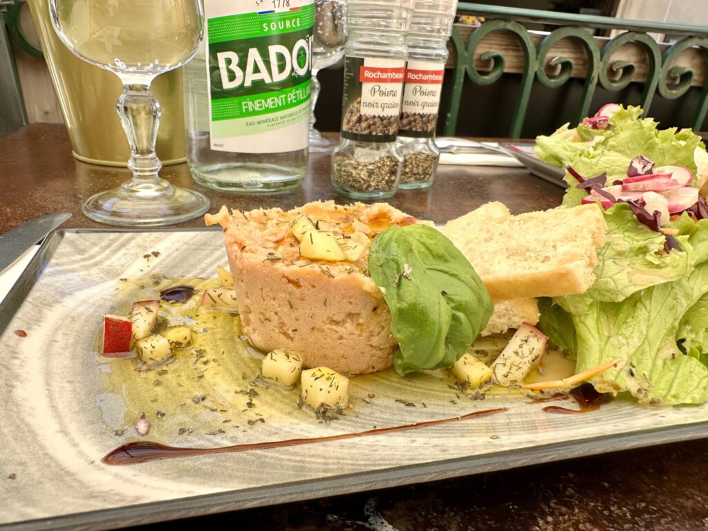 Mittagsmenü in Ménerbes - hier die Vorspeise, Lachs