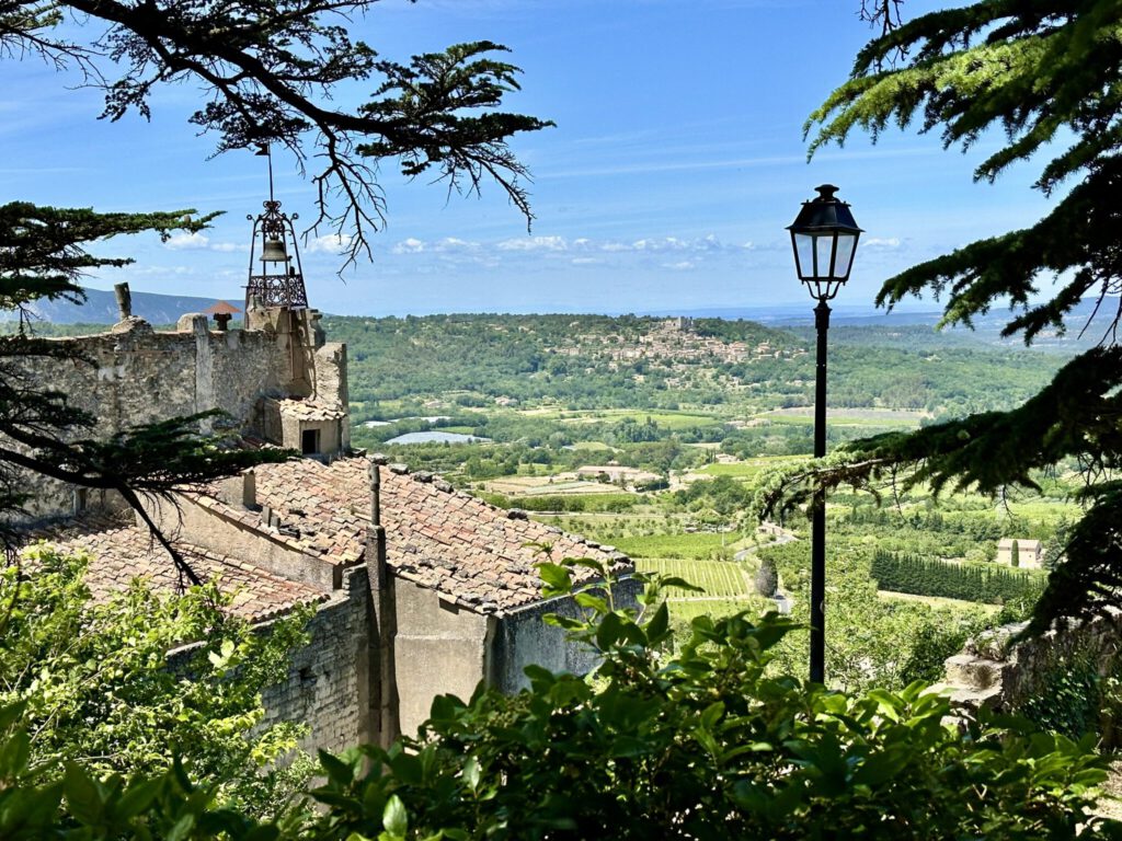 Aussicht vor der Église Saint-Gervais et Saint-Protais
