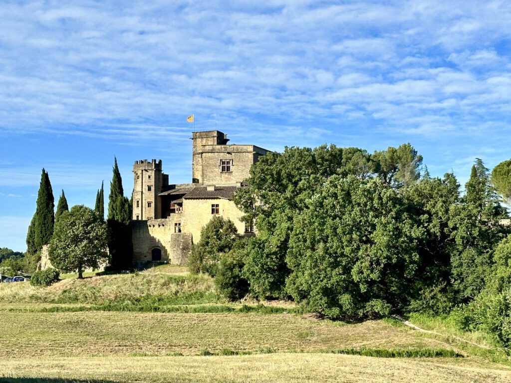 Château de Lourmarin im Morgenlicht
