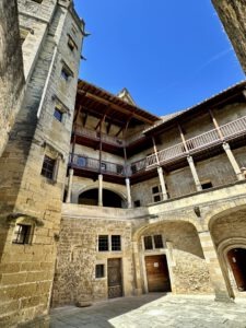 Innenhof im Château de Lourmarin