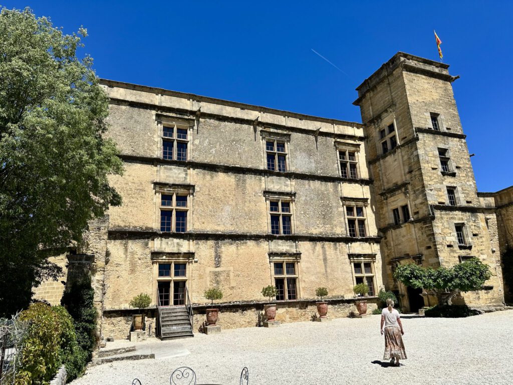 Château de Lourmarin mit Renaissance-Front
