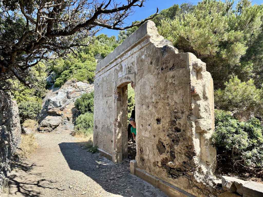 Alte Kriegsrelikte auf dem Küstenwanderweg