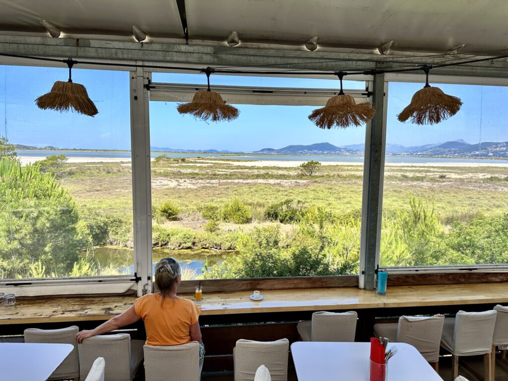 Aussicht auf die Lagune: Welcome Surf Shop mit dem gleichnamigen Welcome Café