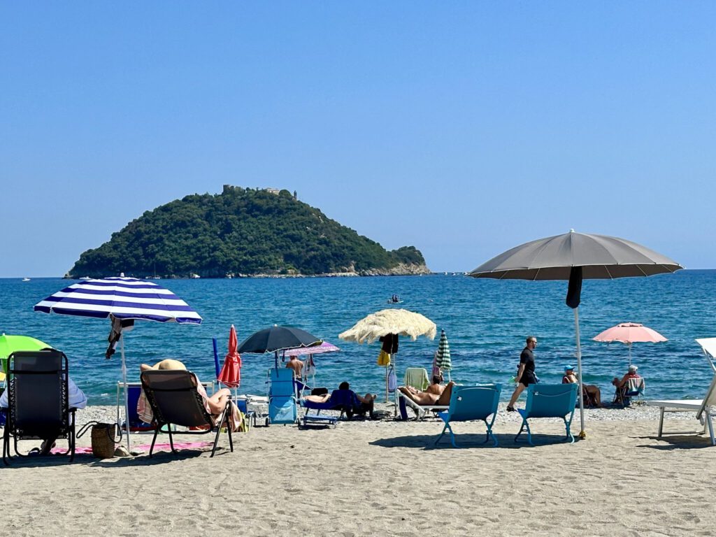 Strand von Albenga mit Blick auf die Isola Gallinara