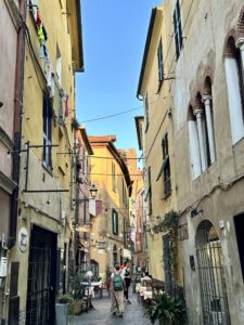 In den kleinen Gassen der Altstadt von Albenga