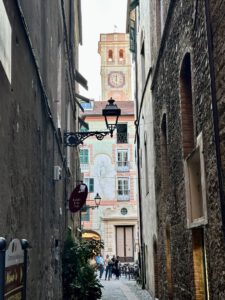 In den kleinen Gassen der Altstadt von Albenga