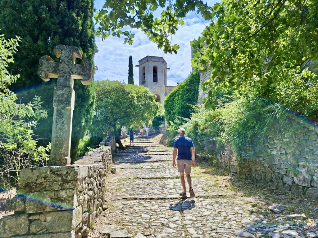 Oppède-le-Vieux, Anstieg zur Kirche Église Notre-Dame Dalidon