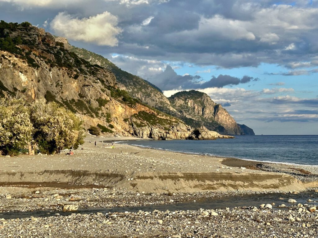 Etwas geschunden von den letzten Unwettern - Kiesstrand von Sougia
