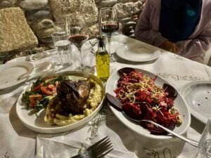 Lamm und Rote-Beete-Salat im Rebetiko