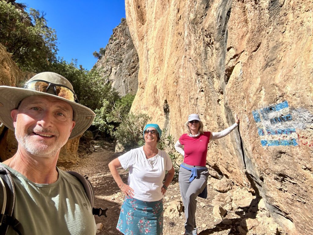 Vor steilen Felsen in der Lissos-Schlucht