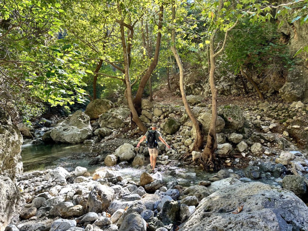 Immer wieder muss der Fluss in der Schlucht überquert werden