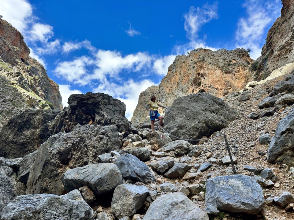 Steiles und verblocktes Gelände in der Aradena-Schlucht