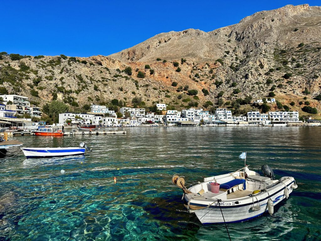 Loutro am noch ruhigen Vormittag, bevor die Boote eintreffen