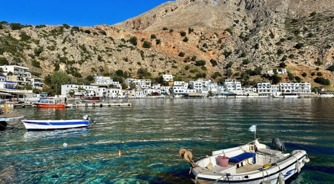Loutro am noch ruhigen Vormittag, bevor die Boote eintreffen