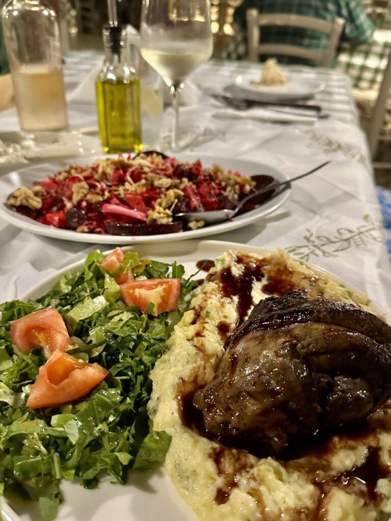 Lamb Shank und Beetroot Salad im Rebetiko in Sougia