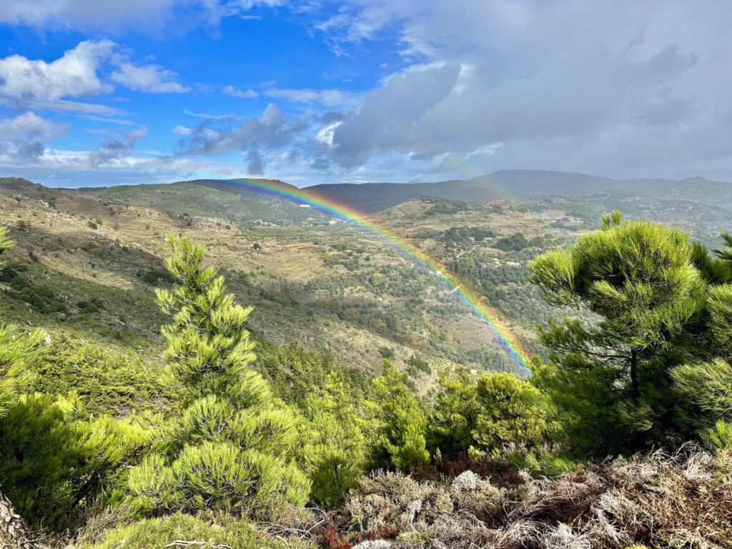 Regenbogen in den Bergen oberhalb von Sougia