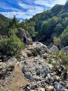 Schmierige Felsen in der Anidri-Schlucht