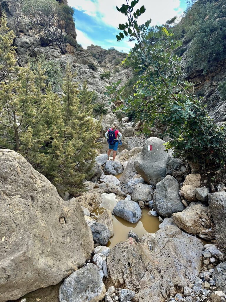 Immer wieder verblocktes Gelände in der Anidri-Schlucht