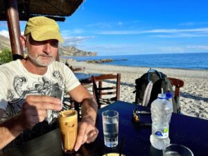 Ausklang der Wanderung bei einem Frappé am Gialiskari Strand