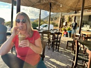 Auf einen Frappé am Gialiskari Beach
