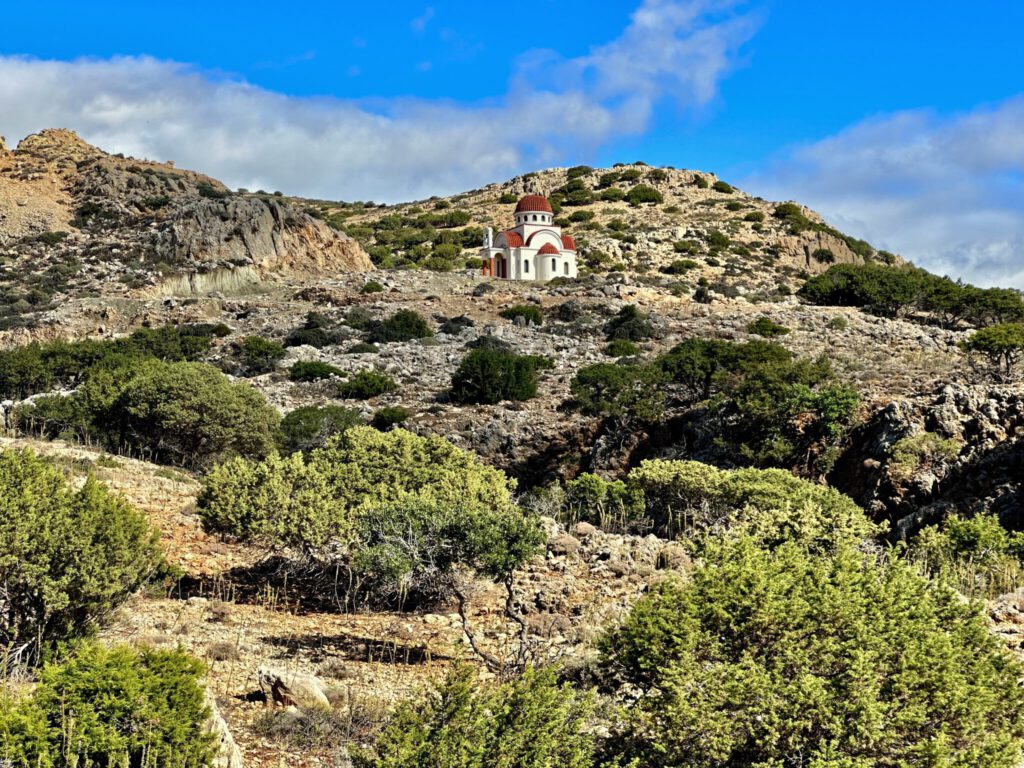 Hübsche Kirche oberhalb des Krios Strandes