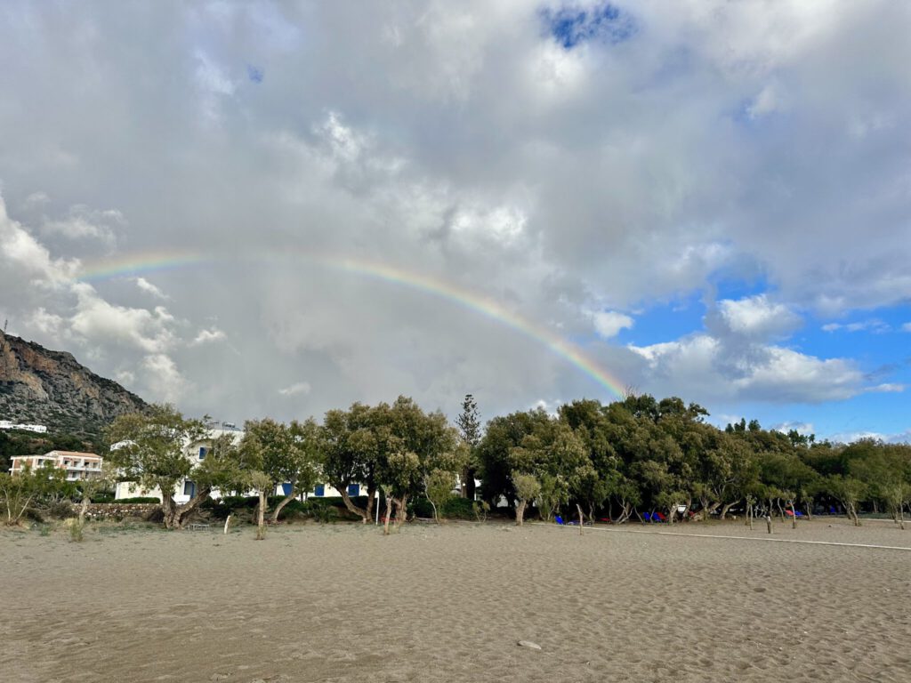 Schöner Regenbogen über den Bergen