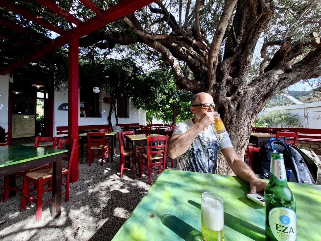 Im Garten des "Old School" in Anidri